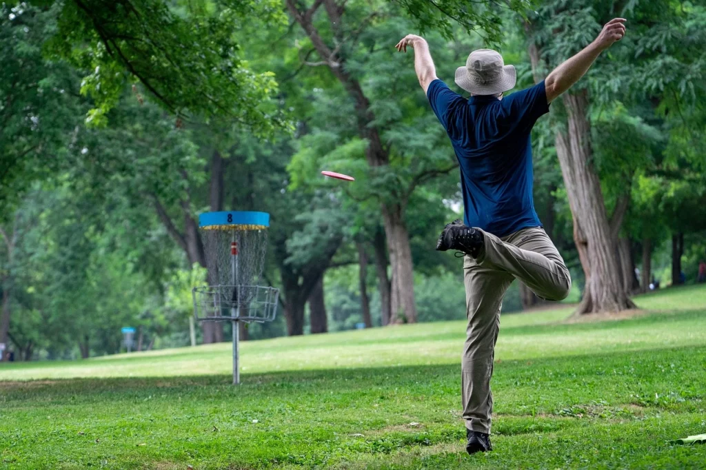 Person som använder friskvårdsbidrag till discgolf